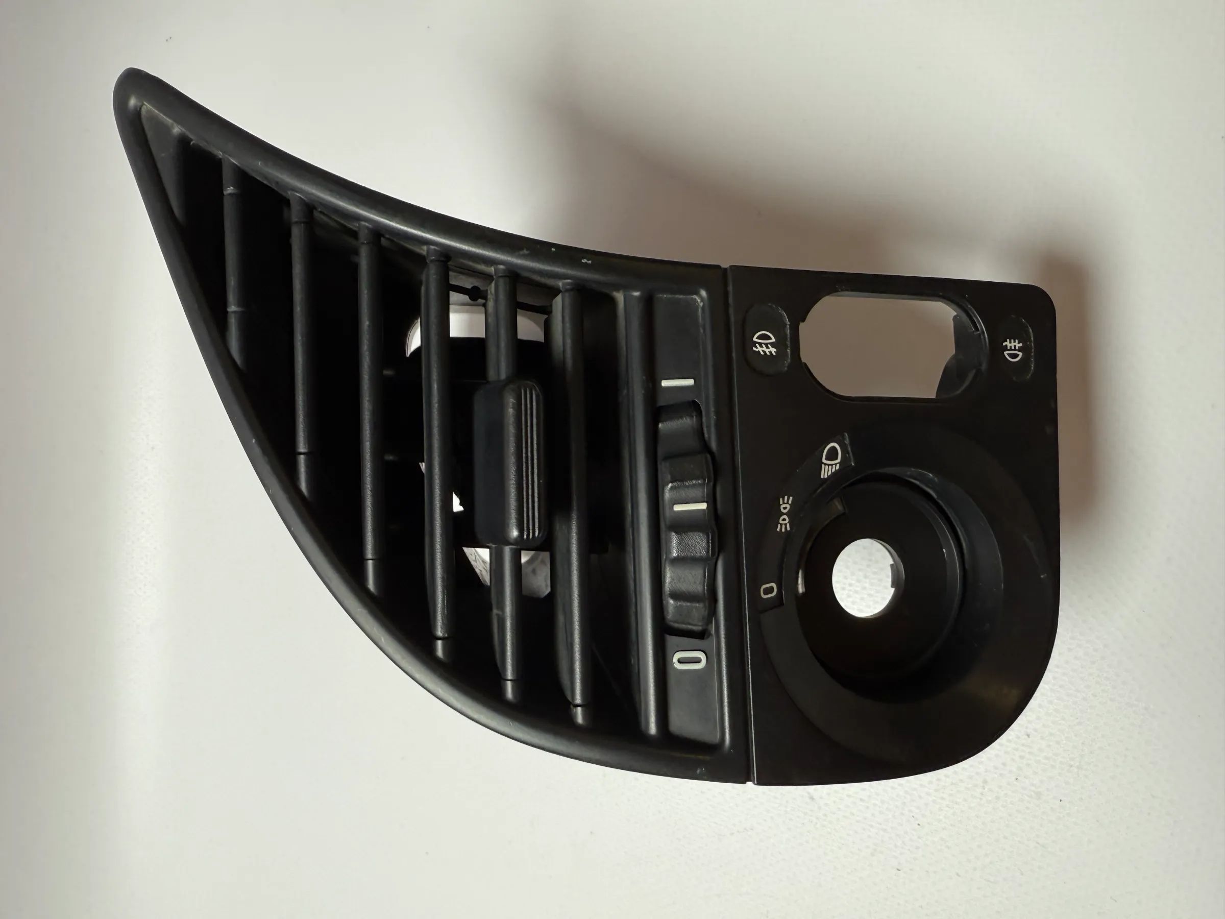 Оригинальная левая воздуховодная насадка BMW E36 1387061