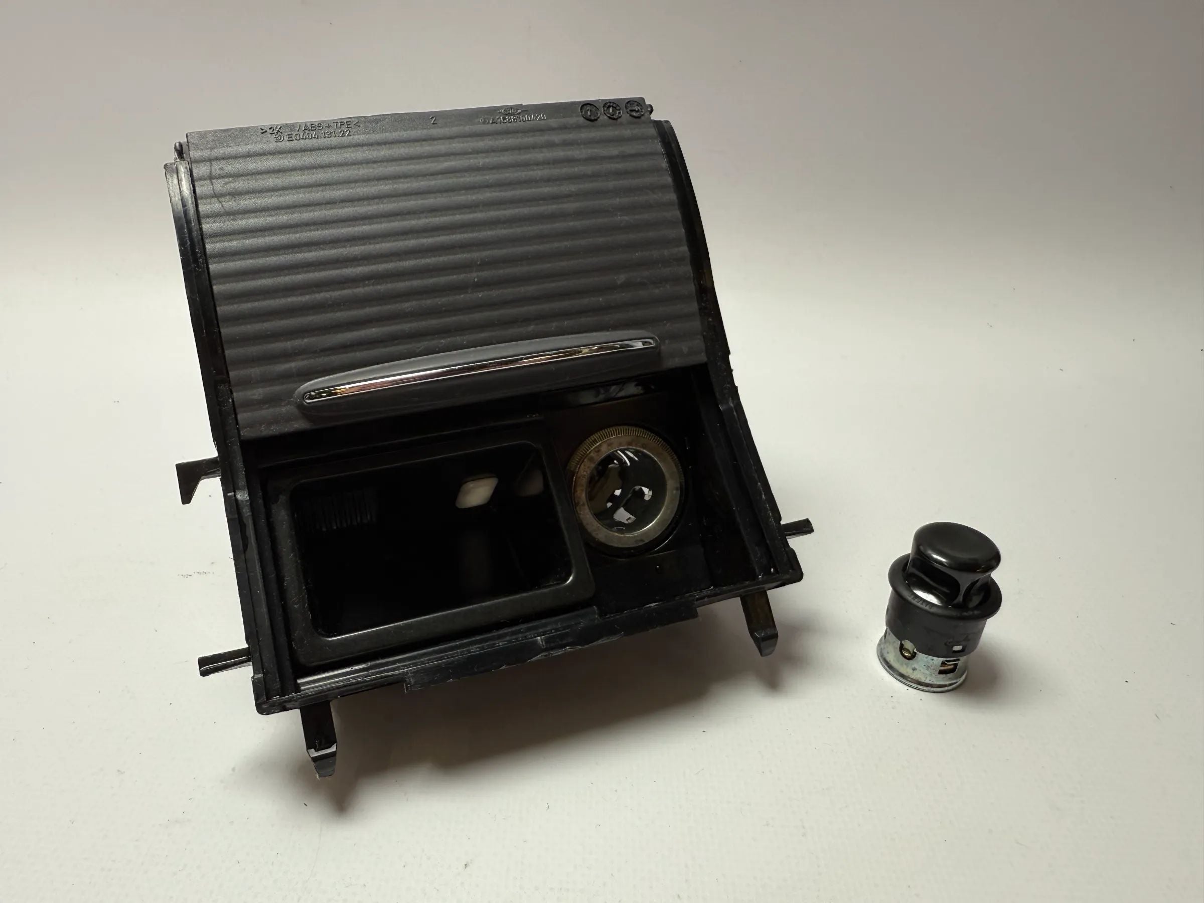 Original Mercedes-Benz A-Klasse (140/168) Cenicero con Encendedor A1688100930