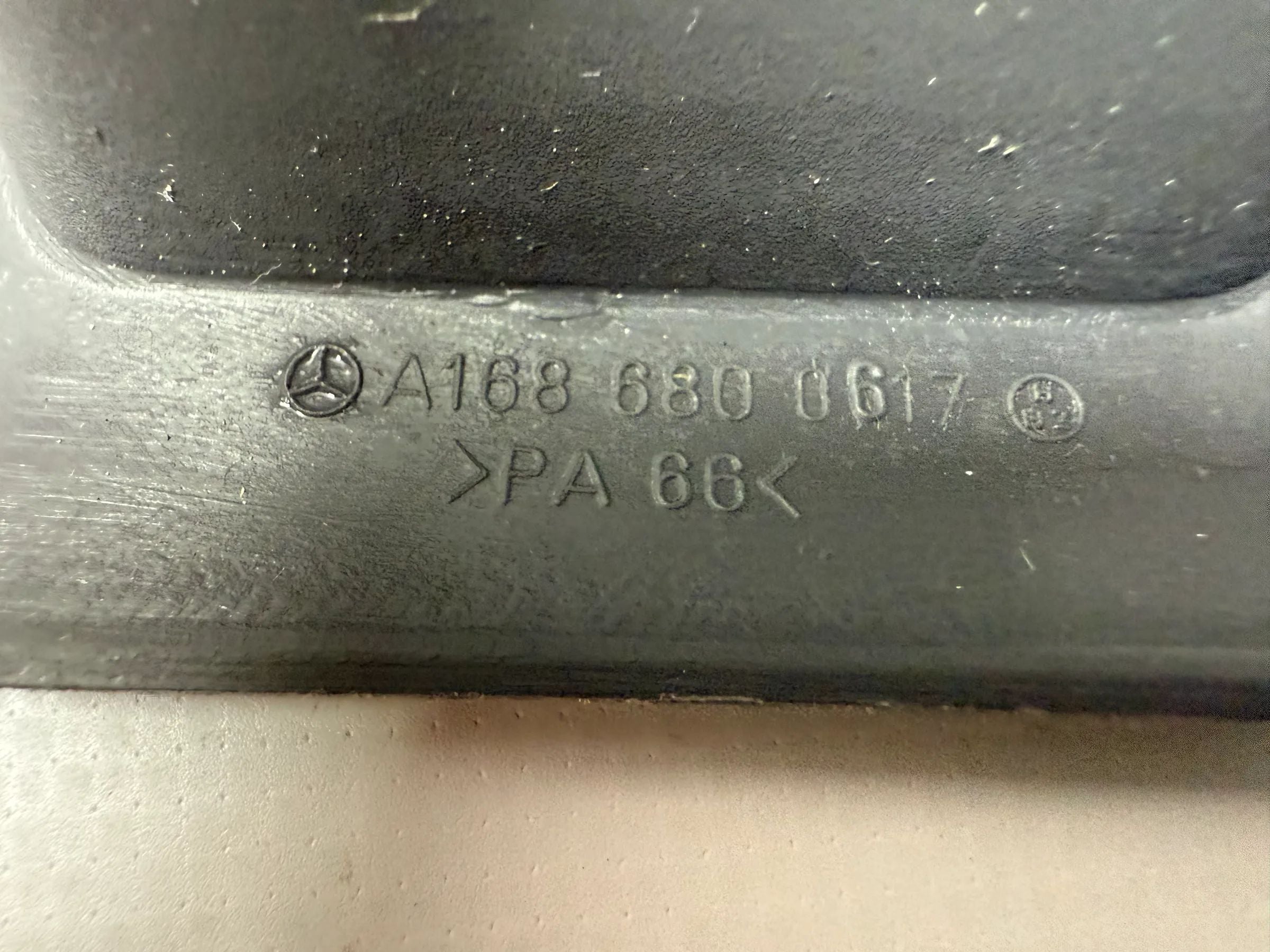 Original Mercedes W168 A-Klasse Abdeckung Sitzbefestigung A1686840718