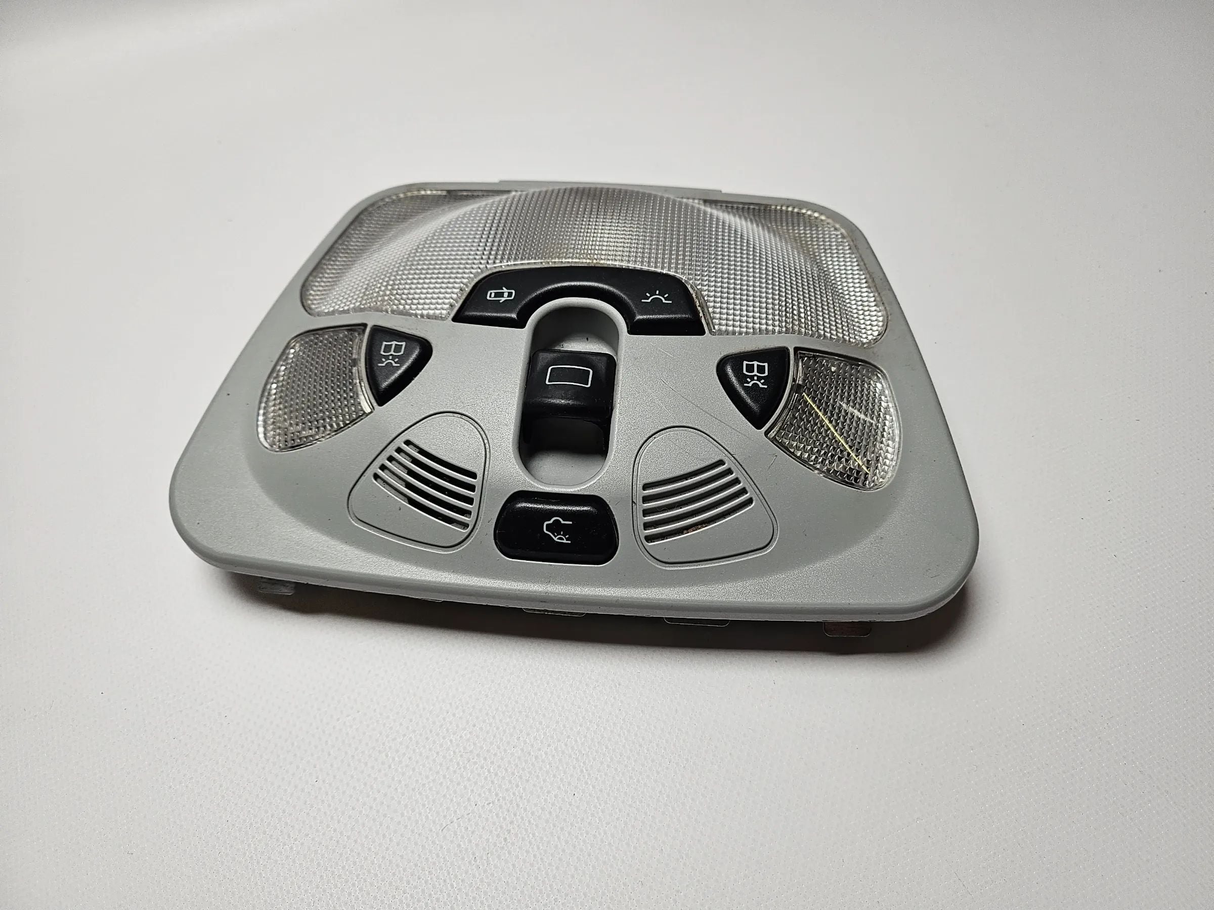 Oryginalna lampa wnętrza HELLA MERCEDES-BENZ C-KLASSE W203 lampa do czytania A2038203601