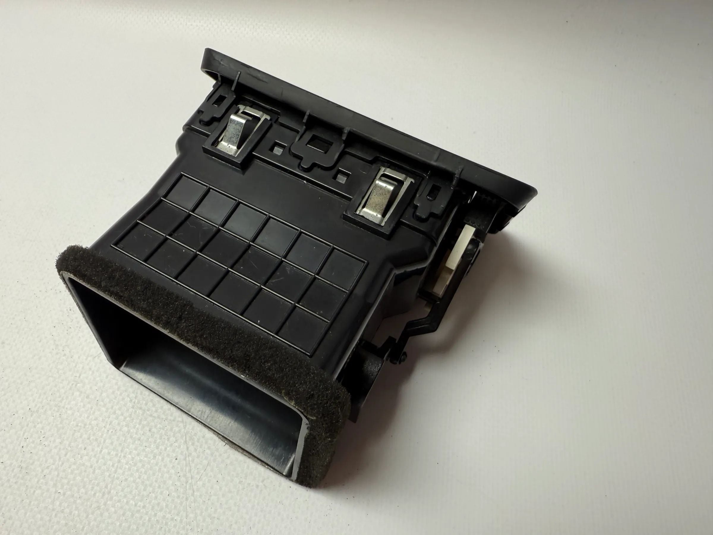 Original Hyundai Tucson air vent ventilation grille left 97480-2E000 / JM 97 301A 