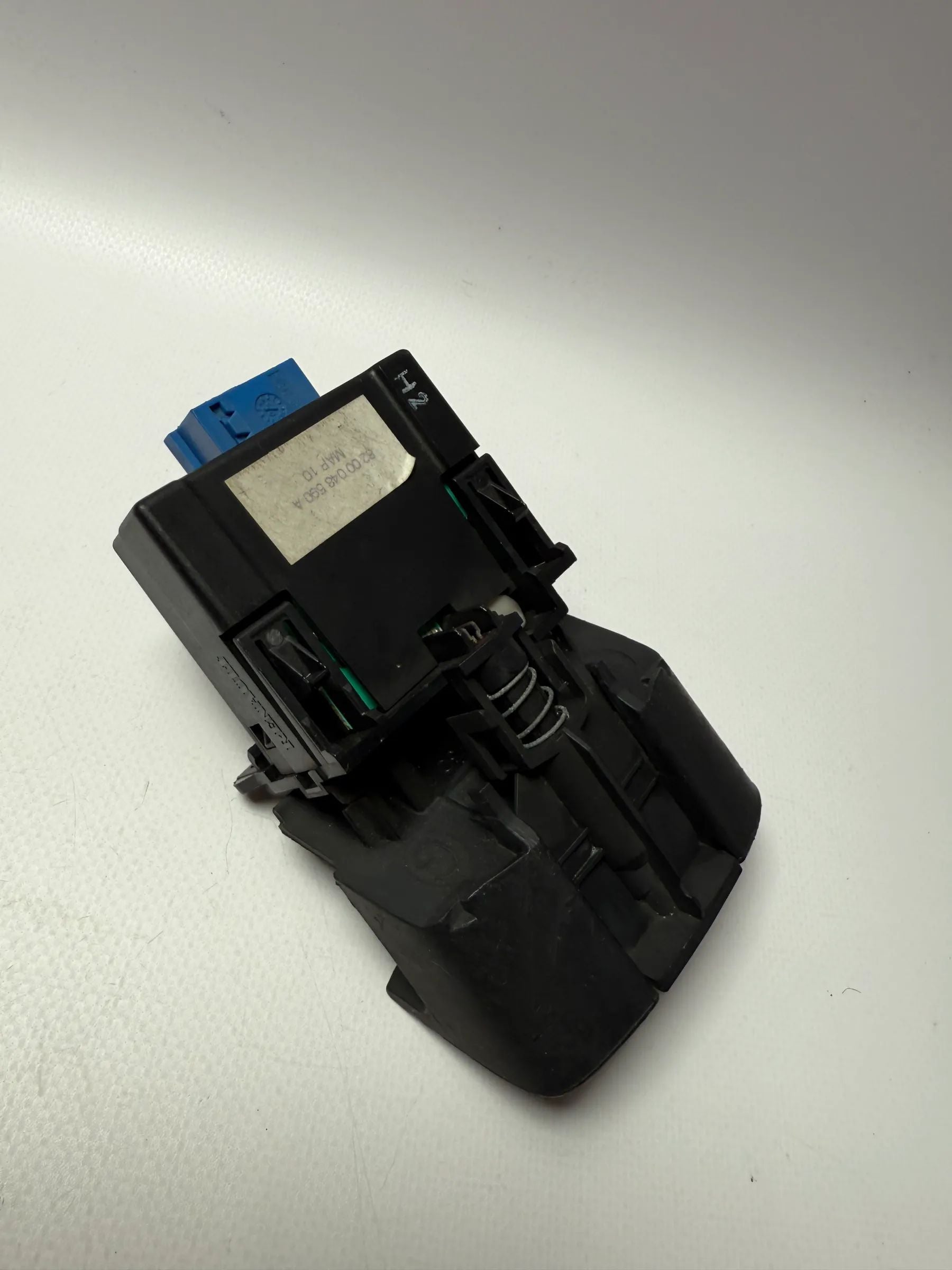 Оригинальная ручка стояночного тормоза Рено 8200048590A MAP 10