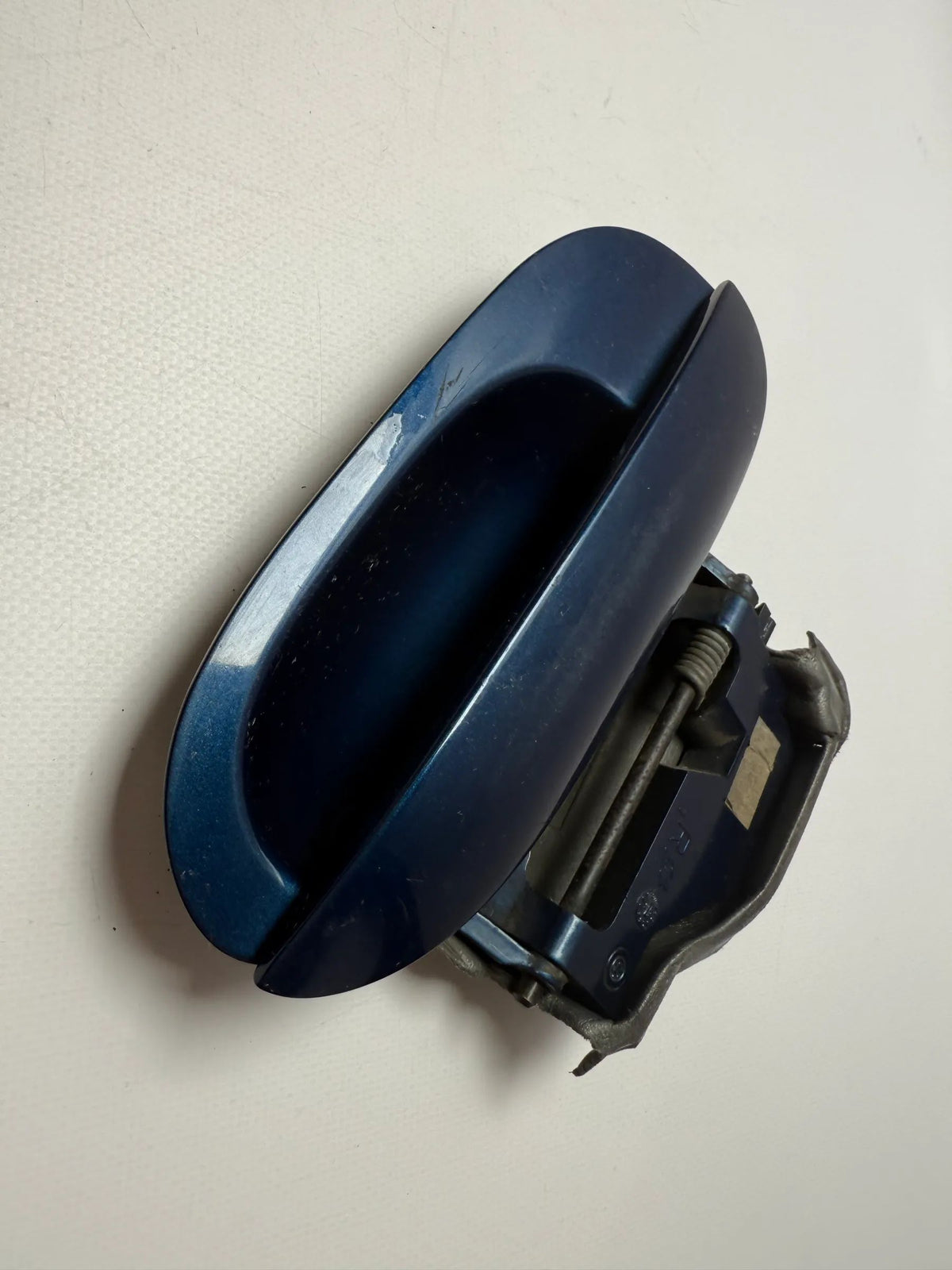 Oryginalna klamka drzwi BMW E39 tylna prawa niebieska alu R1 ("E39 tylna R1")