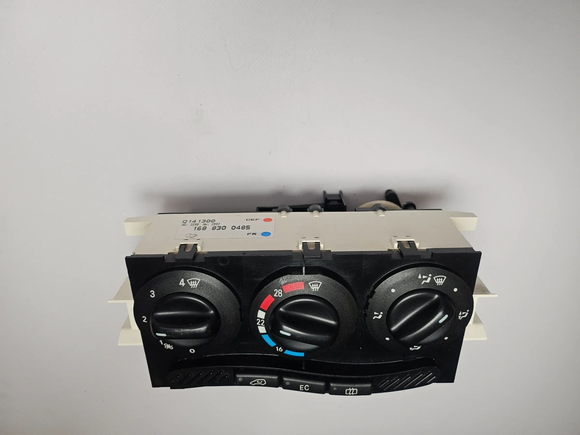 อะไหล่แท้ Mercedes A Klasse W168 แผงควบคุมเครื่องปรับอากาศและฮีตเตอร์ 1688300485