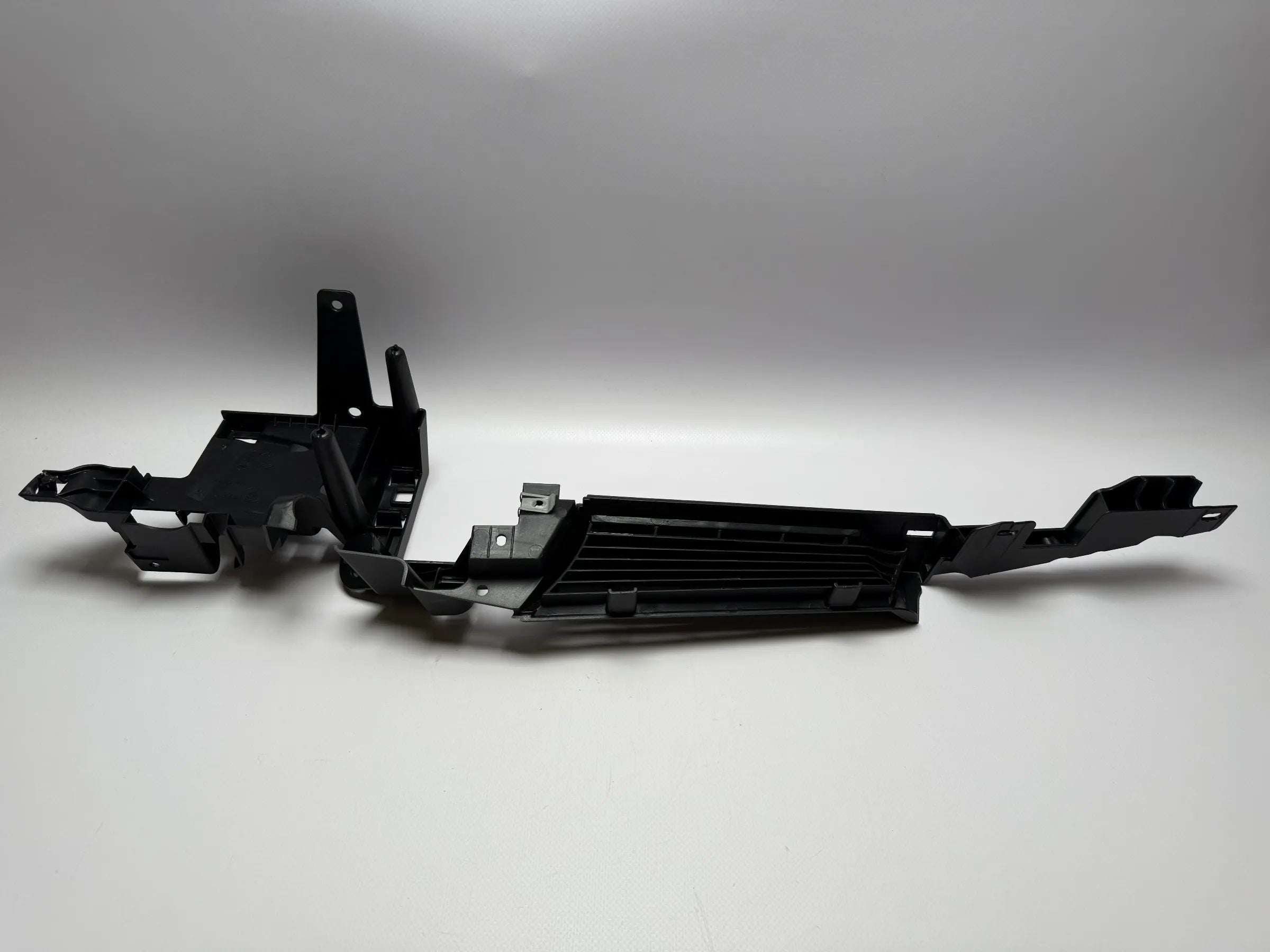 Оригинальная накладка BMW E91 правая черная для багажного отделения рельс 7068910-09