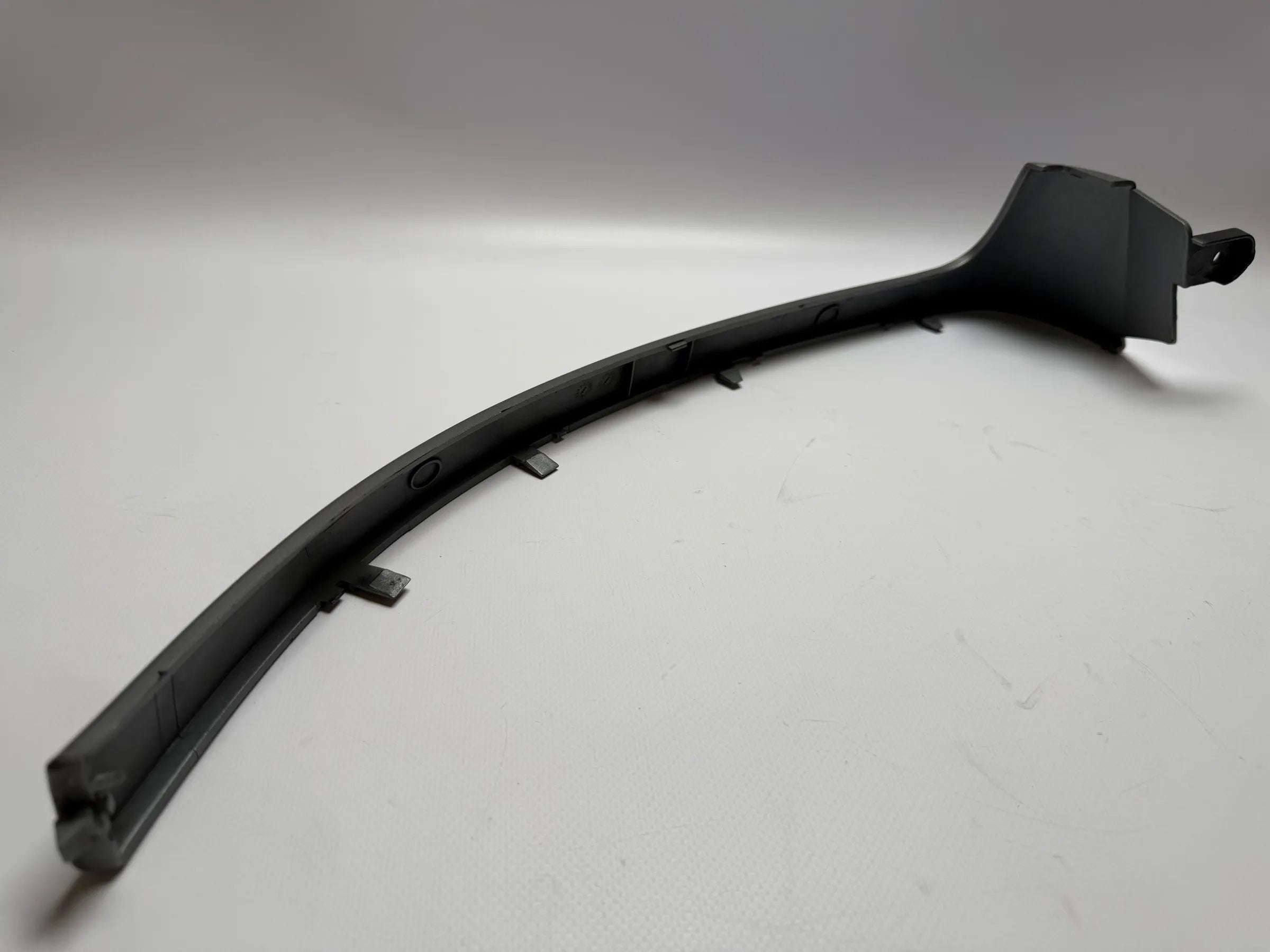 Оригинальная левая рамка крепления фар Опель Омега Б серебристая 90460437