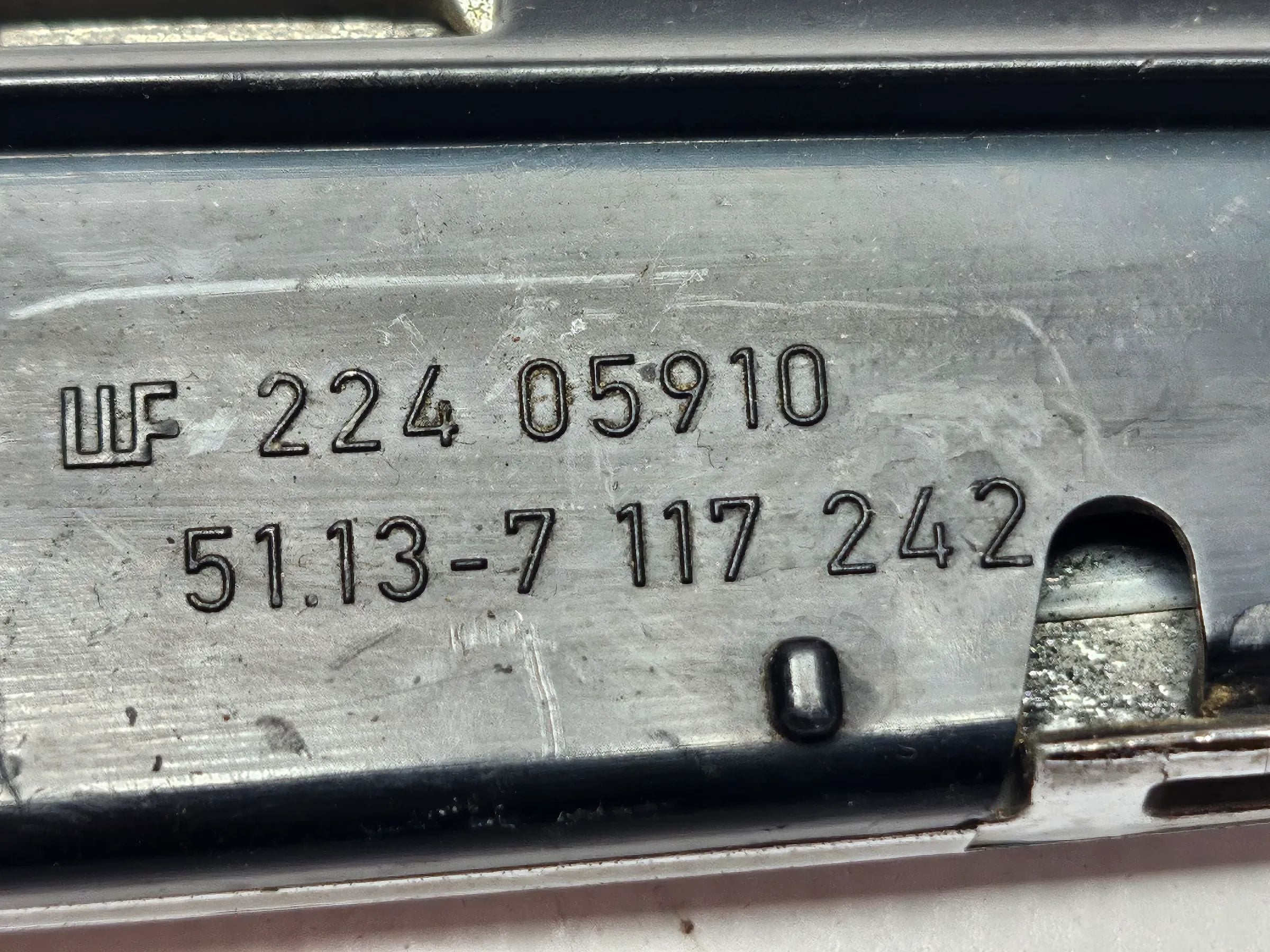 Оригинальная правая верхняя крышка капота двигателя BMW E90 E91 7117242