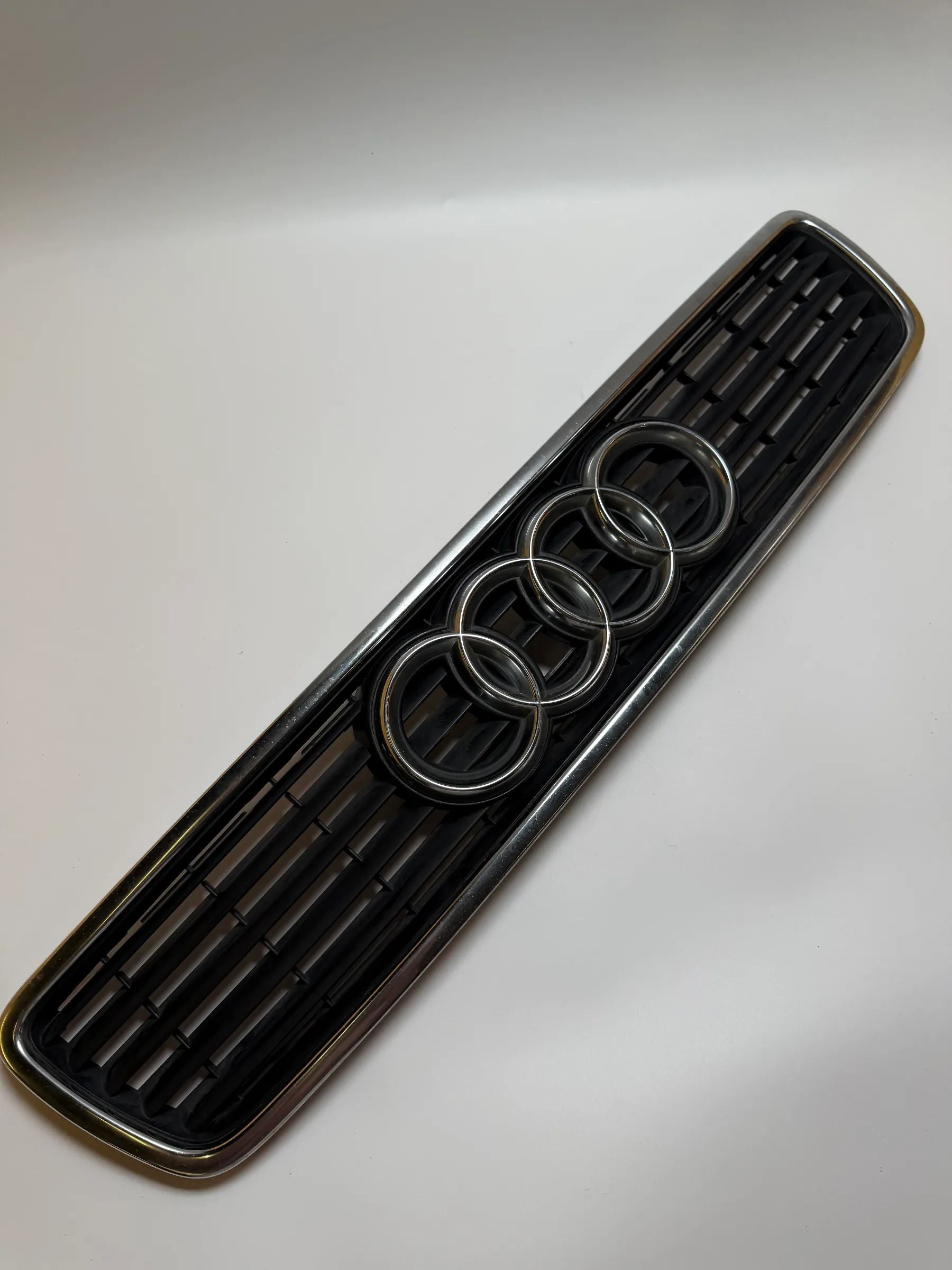 Rejilla del radiador Audi A4 B5 8D 8D0853651J negra cromada