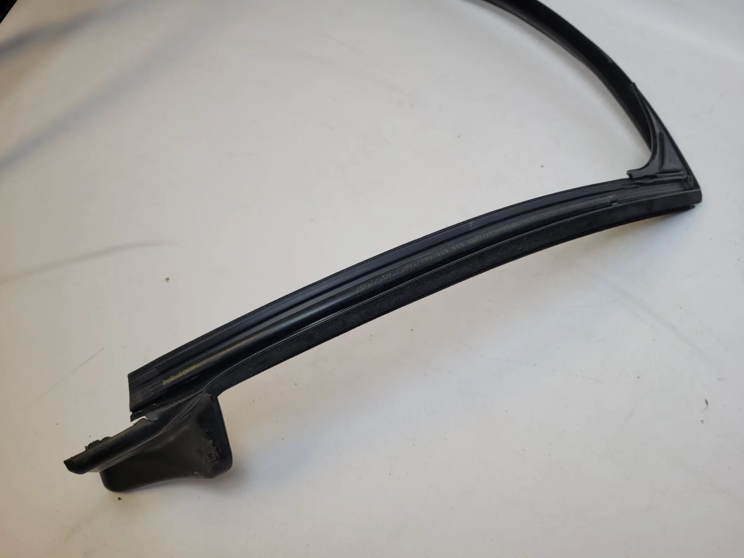 Original Audi A4 (8E/B6/B7) Tür Fenster Dichtung Links Hinten 8E5839439