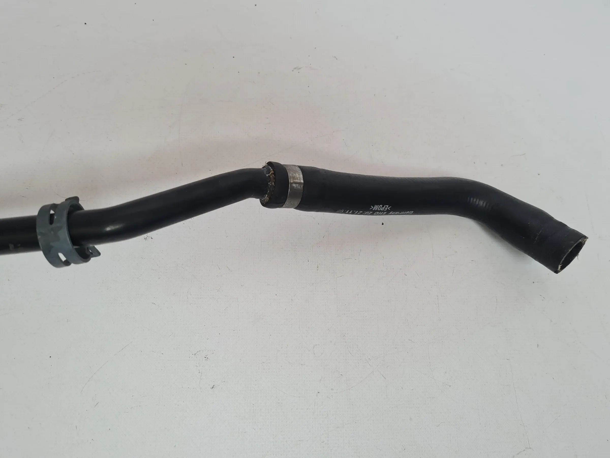 Original Audi A6 (4B2/4B4) 2.4 V6 Kühlerschlauch Kühlwasser 8D0121109E