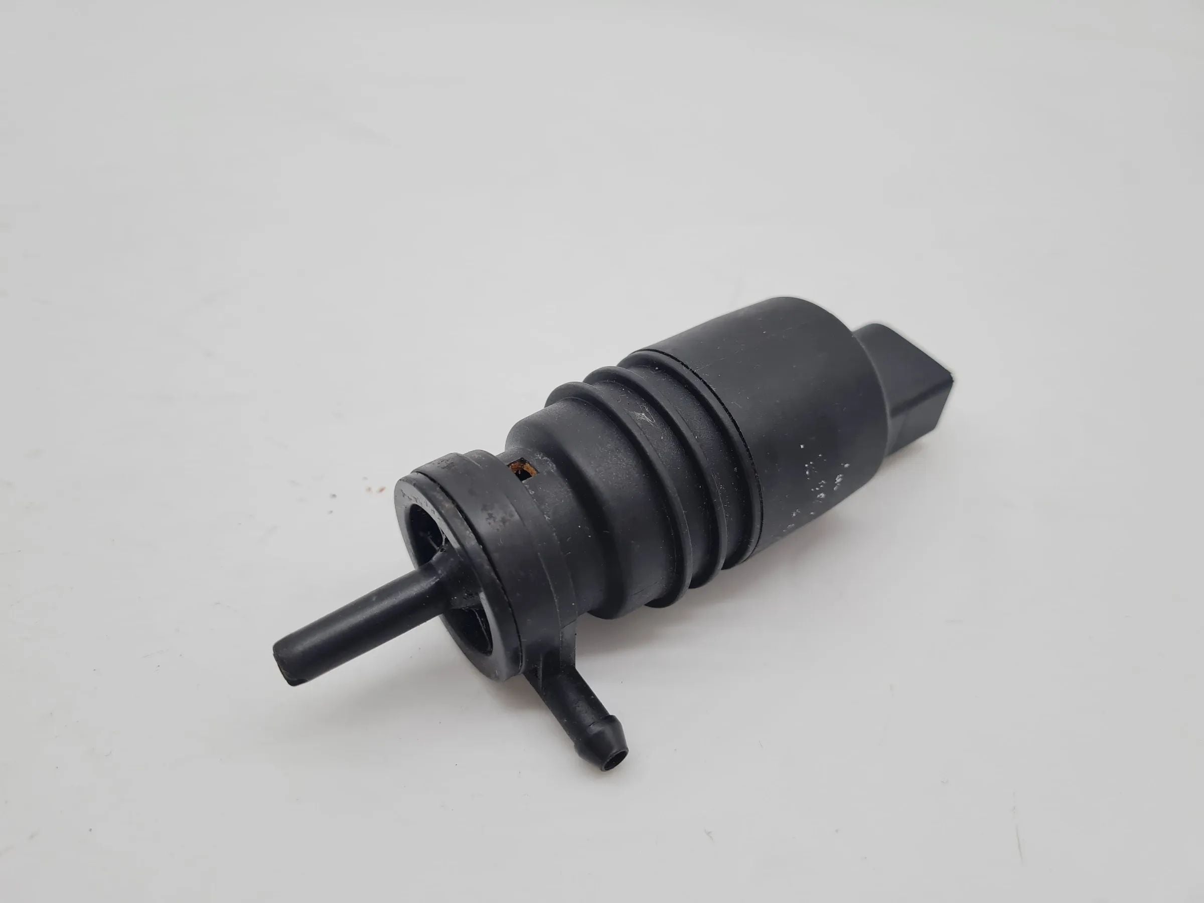 Original Audi A6 (4B2/4B4) Wischwasserpumpe 24200474