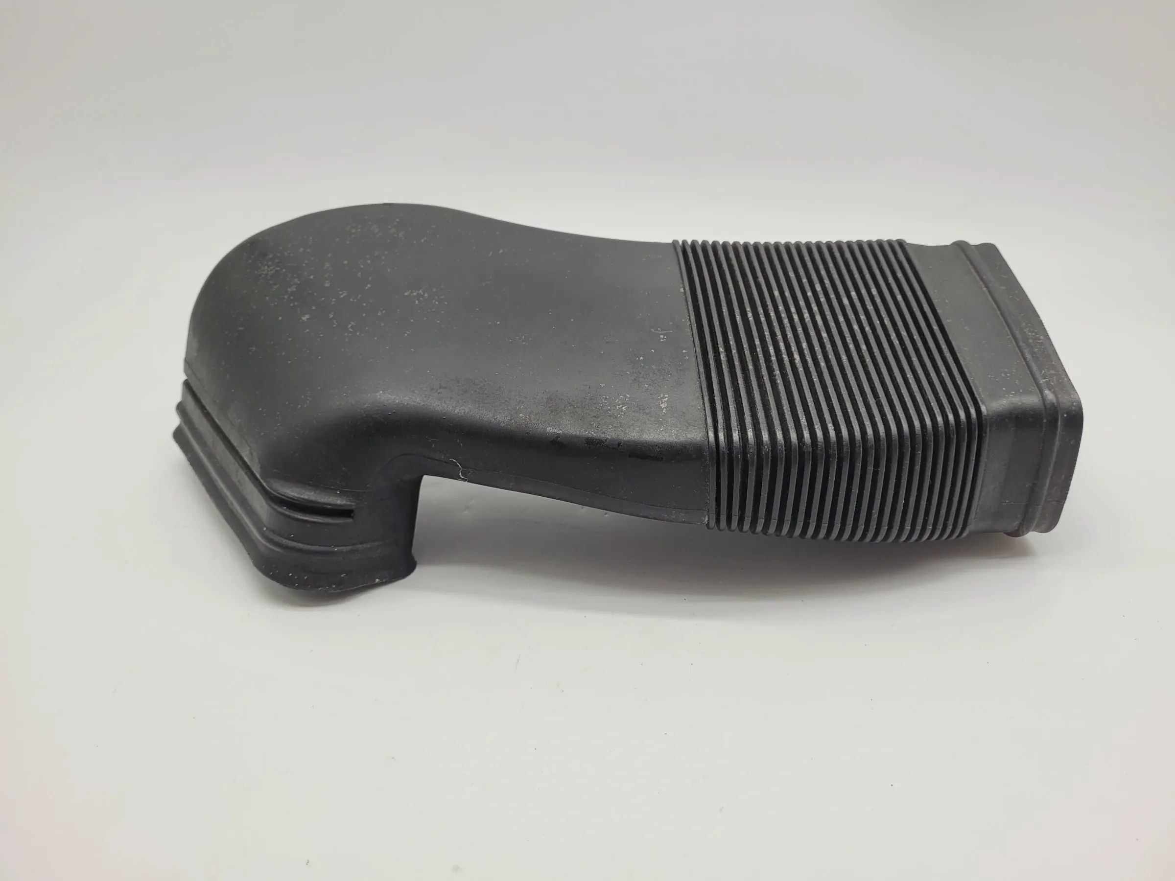 Original Audi A6 (4B2/4B4) Ansaugschlauch für Luftfilter 8D0129617E