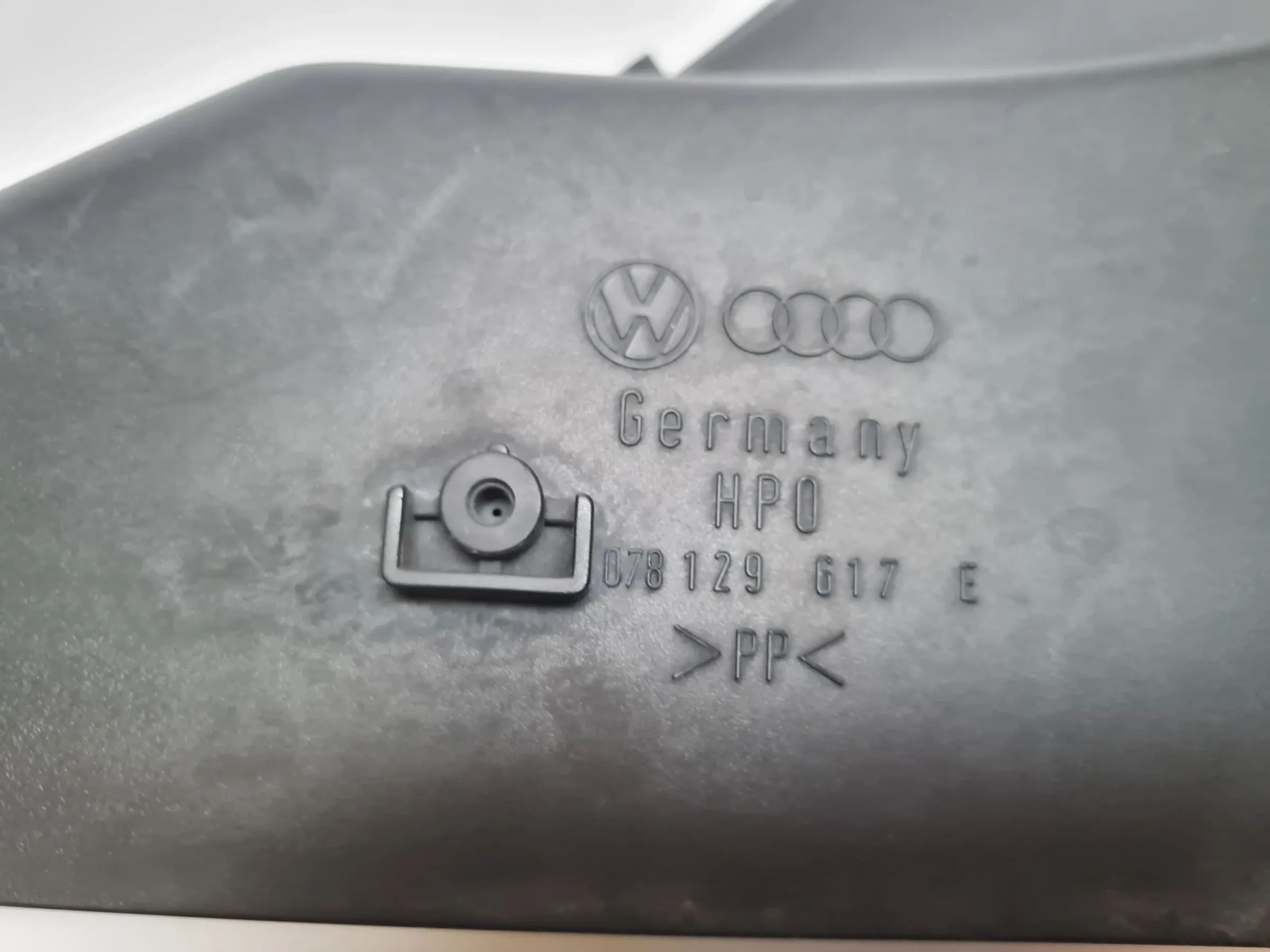 Original Audi A6 (4B2/4B4) Abdeckung Luftfilterkasten 4B0133849A