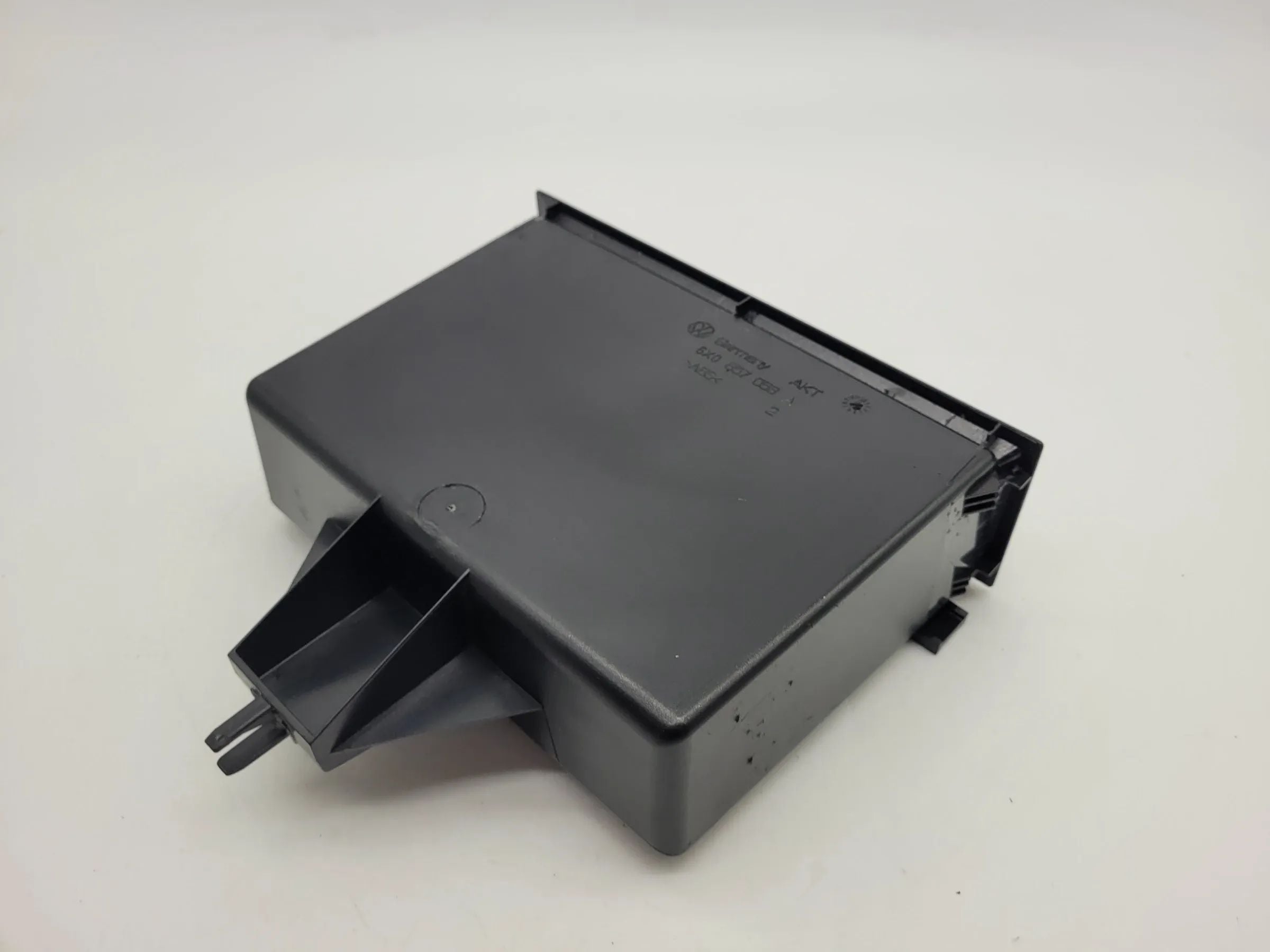 Original VW Polo (6N2) Ablagefach Staufach Mittelkonsole 6X0857058A