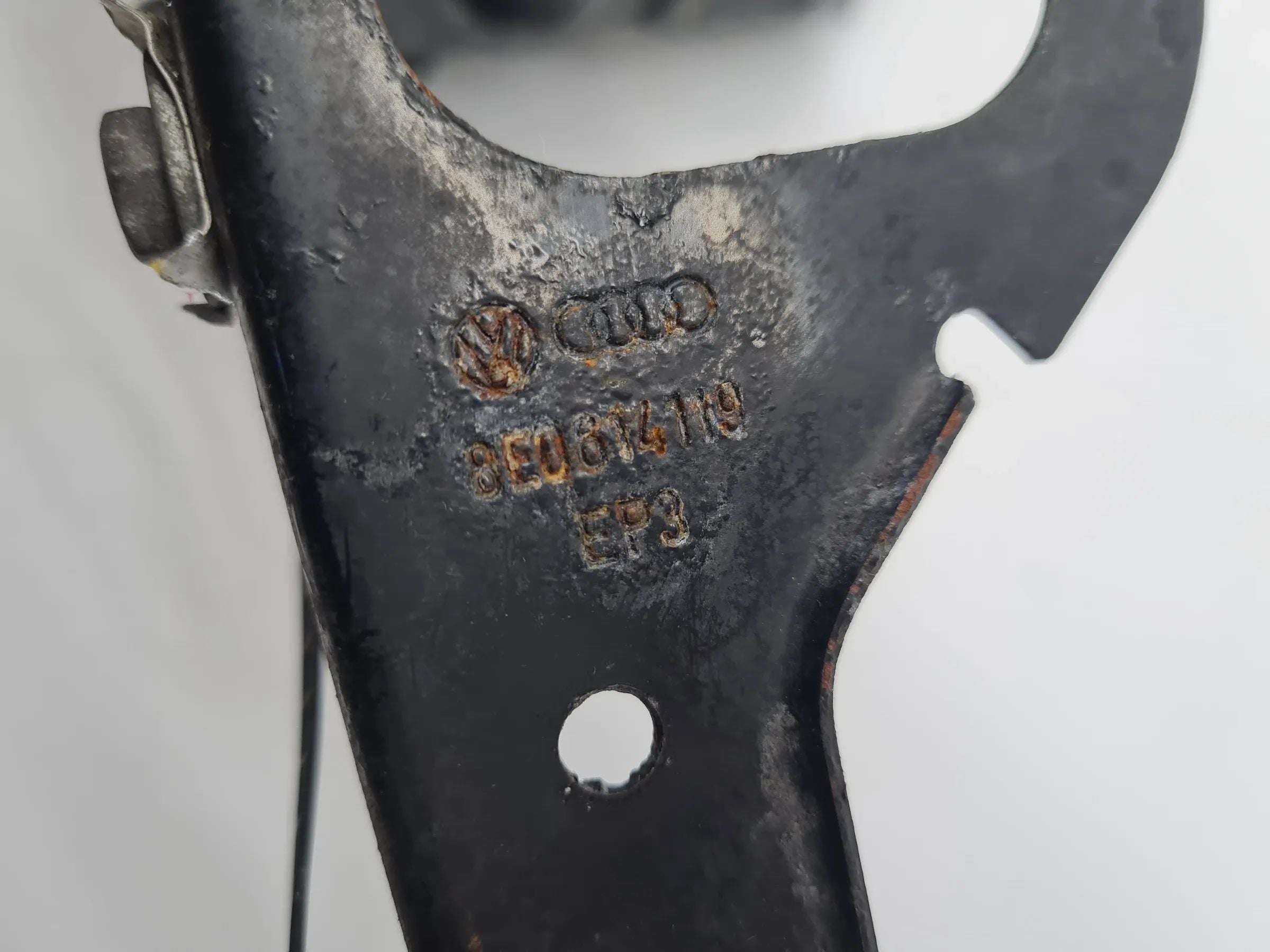 Original Audi A4 S4 B7 (8E/8H) Halterung Träger ABS Hydraulik 8E0614119