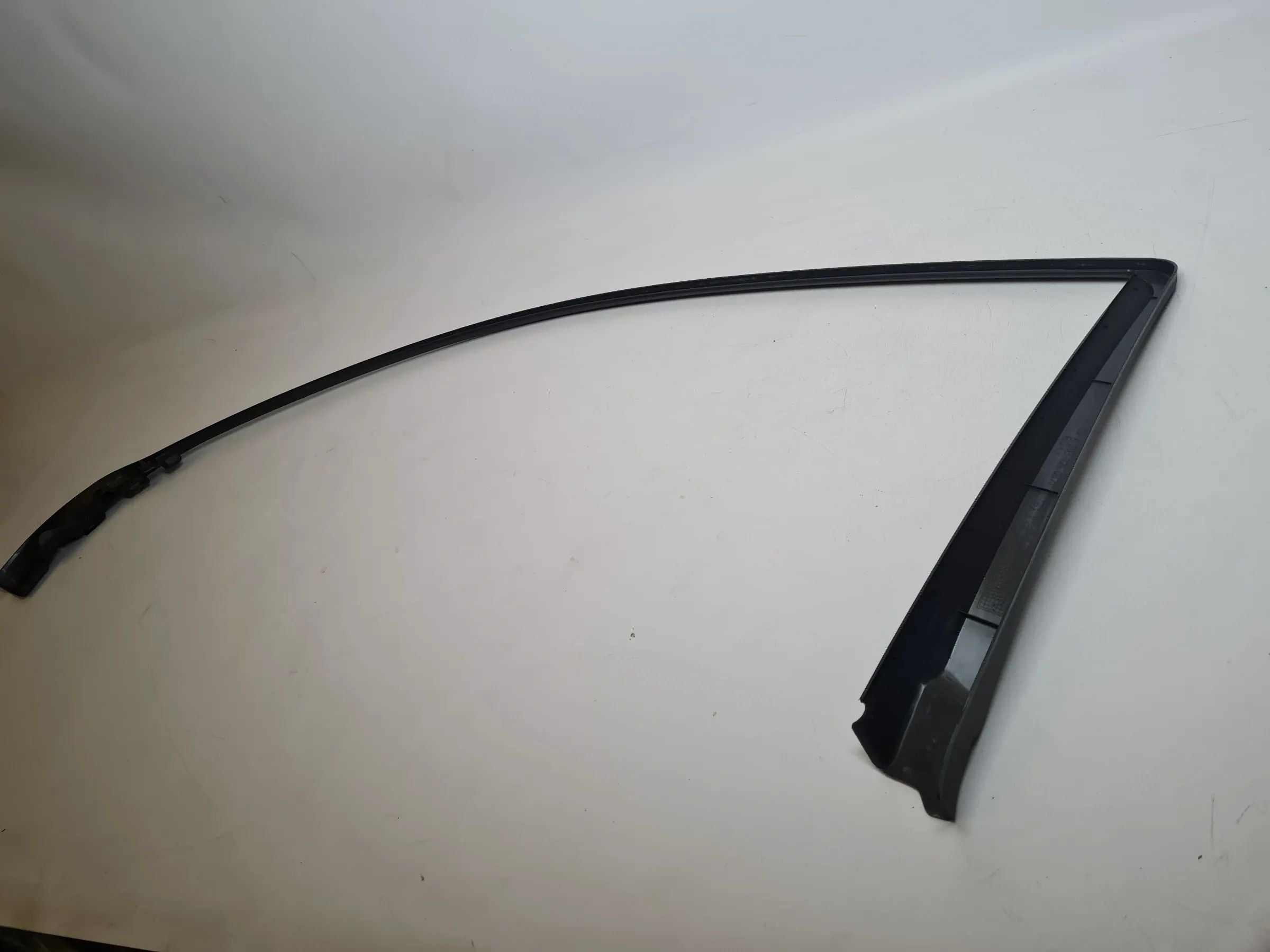 Original Mercedes C-Klasse (CL203) Fensterrahmenverkleidung Links A2037250371