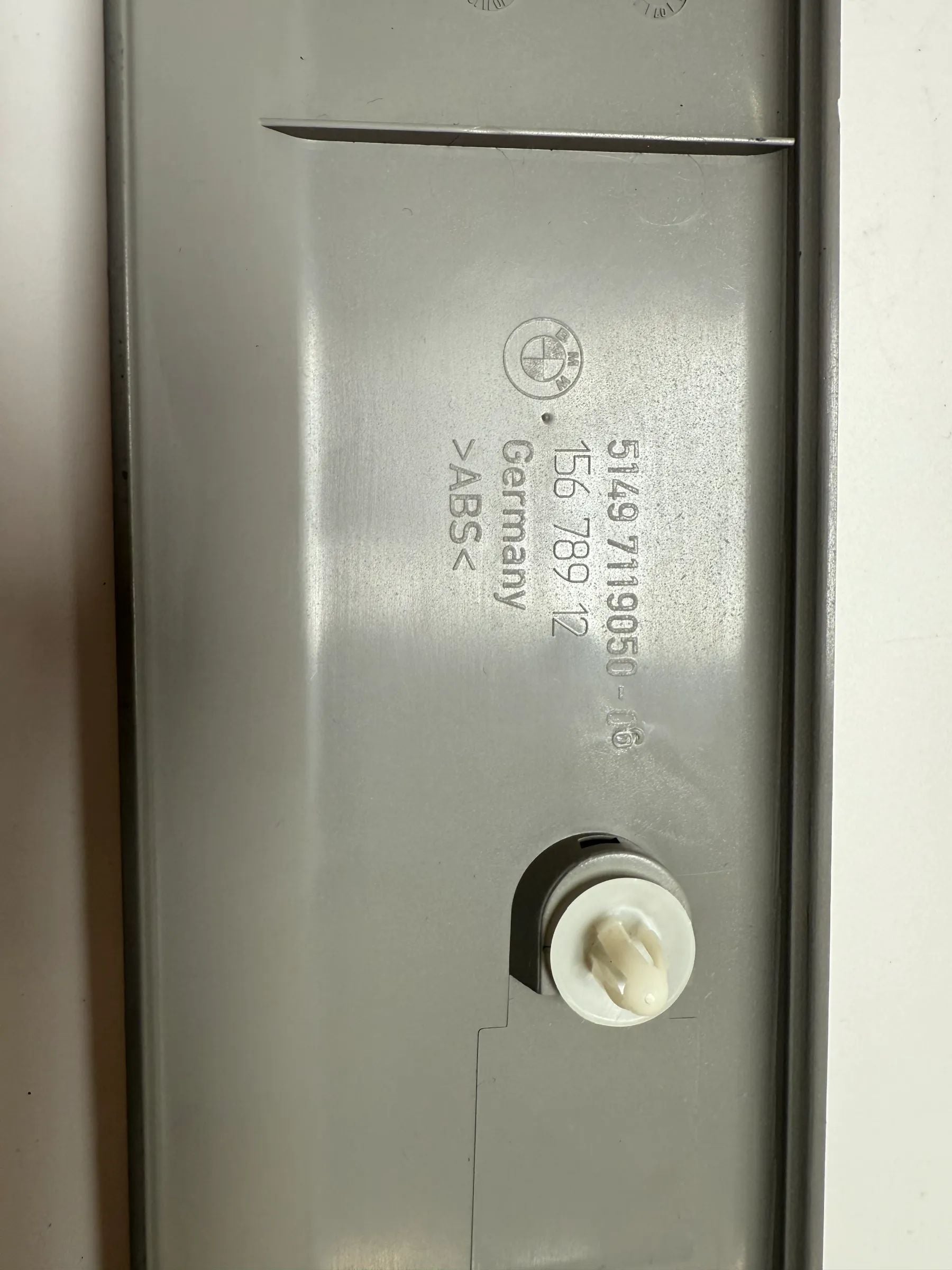 BMW 3シリーズ E90 E91 2009年 純正リアハッチ カバー ランド 7119050 51497119050