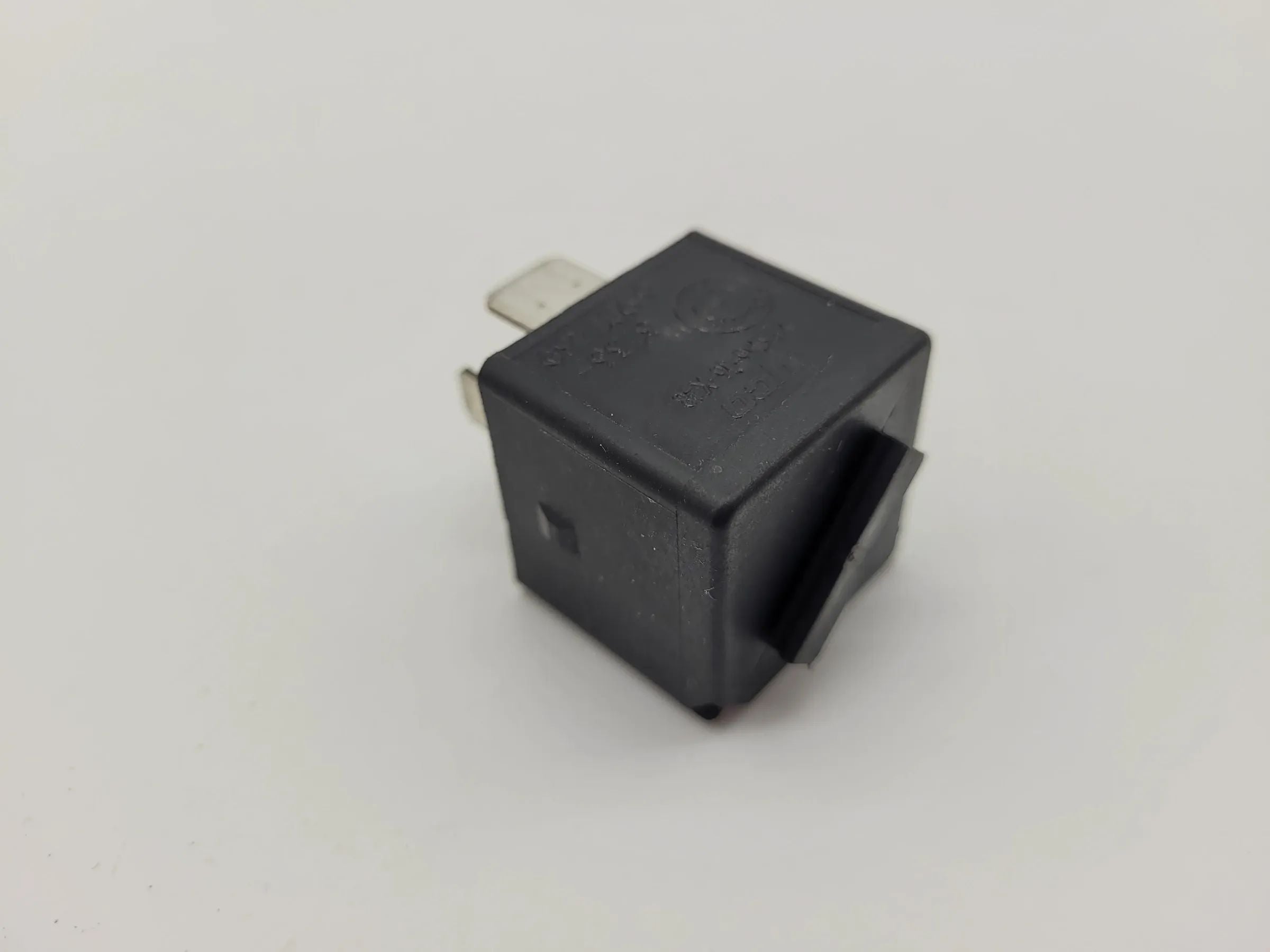 BMW 1er/2er/3er/5er/6er/X1/X2/X3 Relais Schließer Schwarz 61366901469