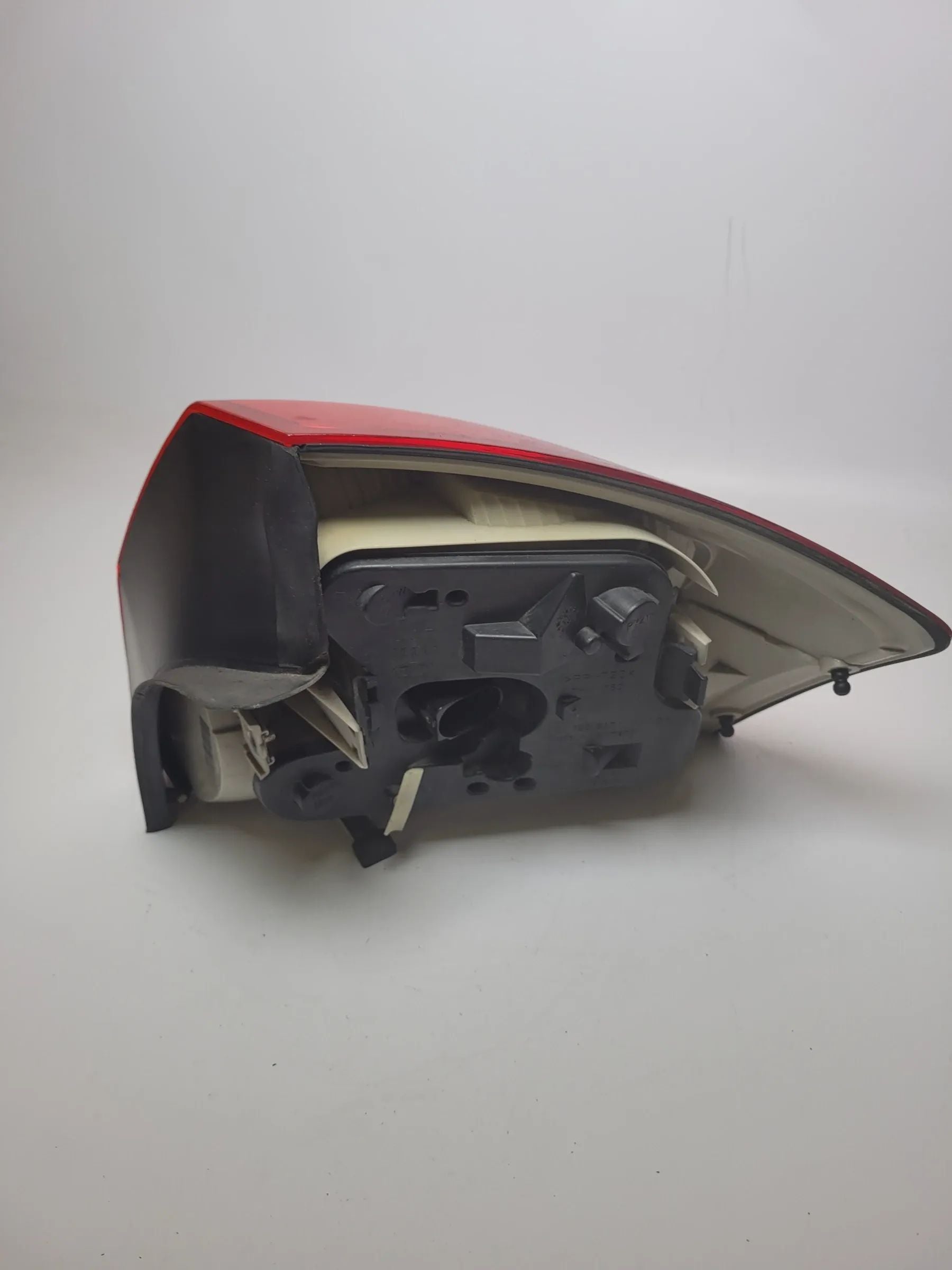 Original Audi A4 (8E2) Rück- & Bremsleuchte Links 153947