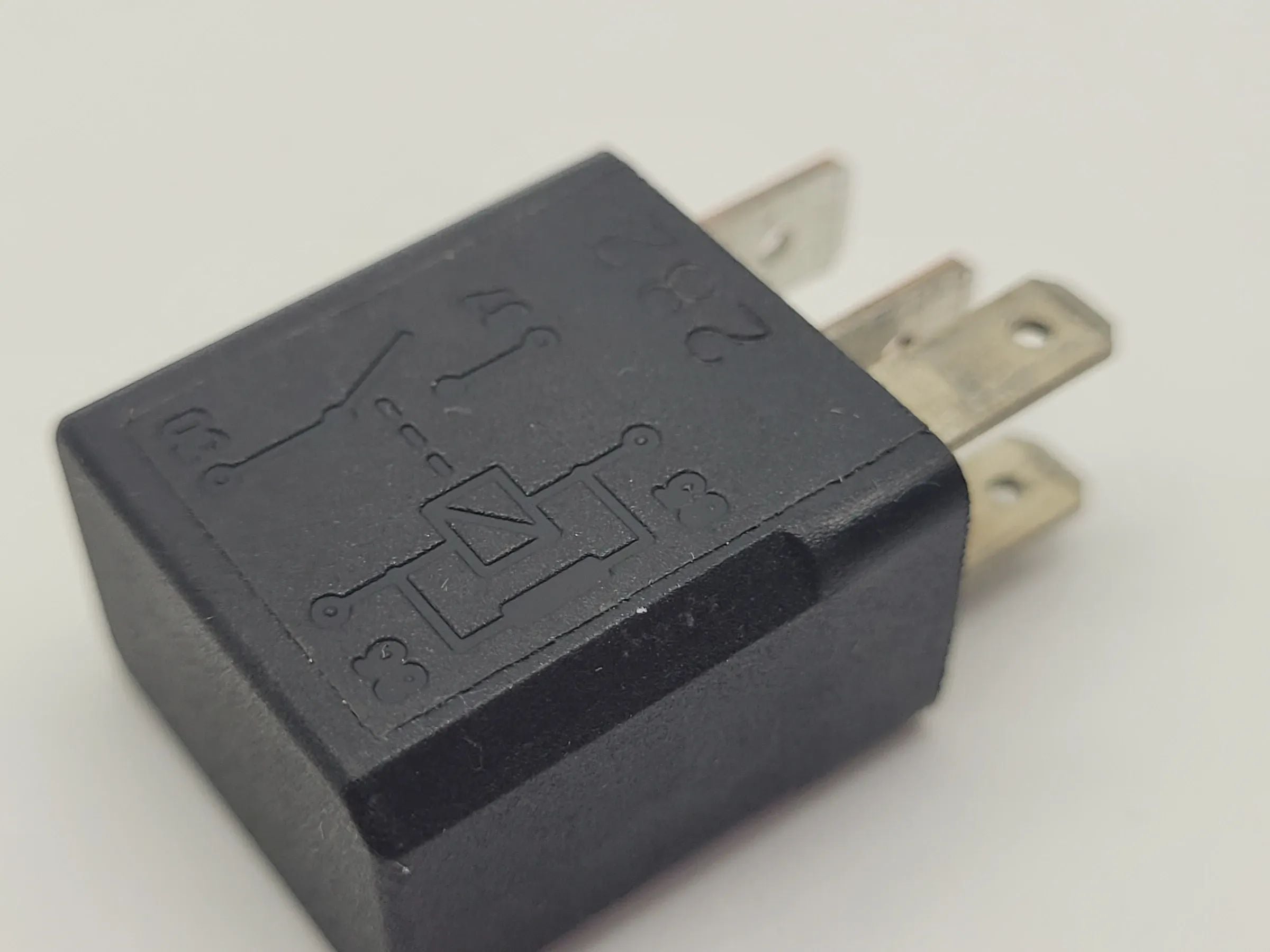 Original Fiat Alfa Romeo/Fiat/Lancia Relais 46520421 / 702.30