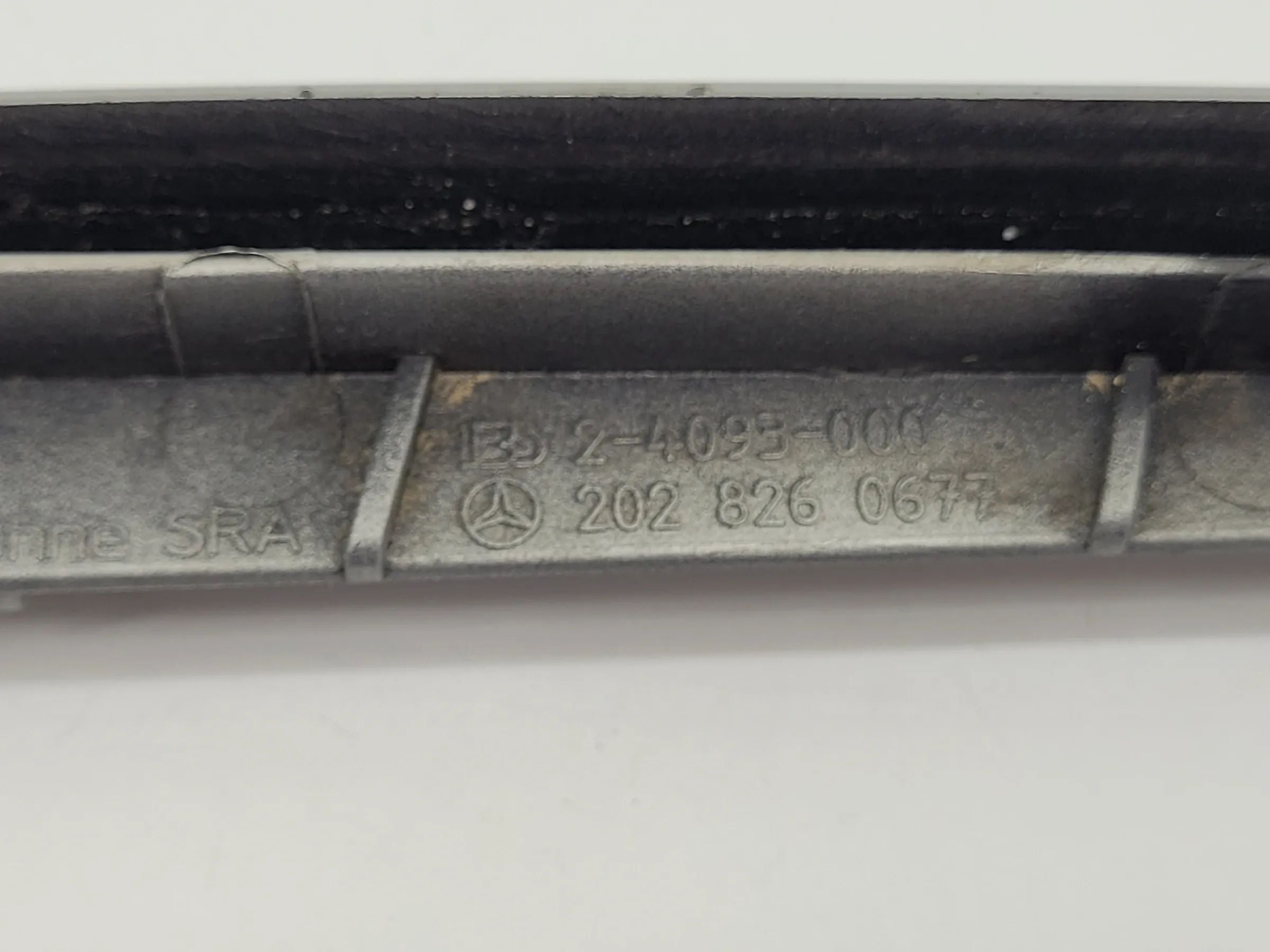 Original Mercedes-Benz C-Klasse (W202) Scheinwerfer Leiste/Blende R. A2028260877