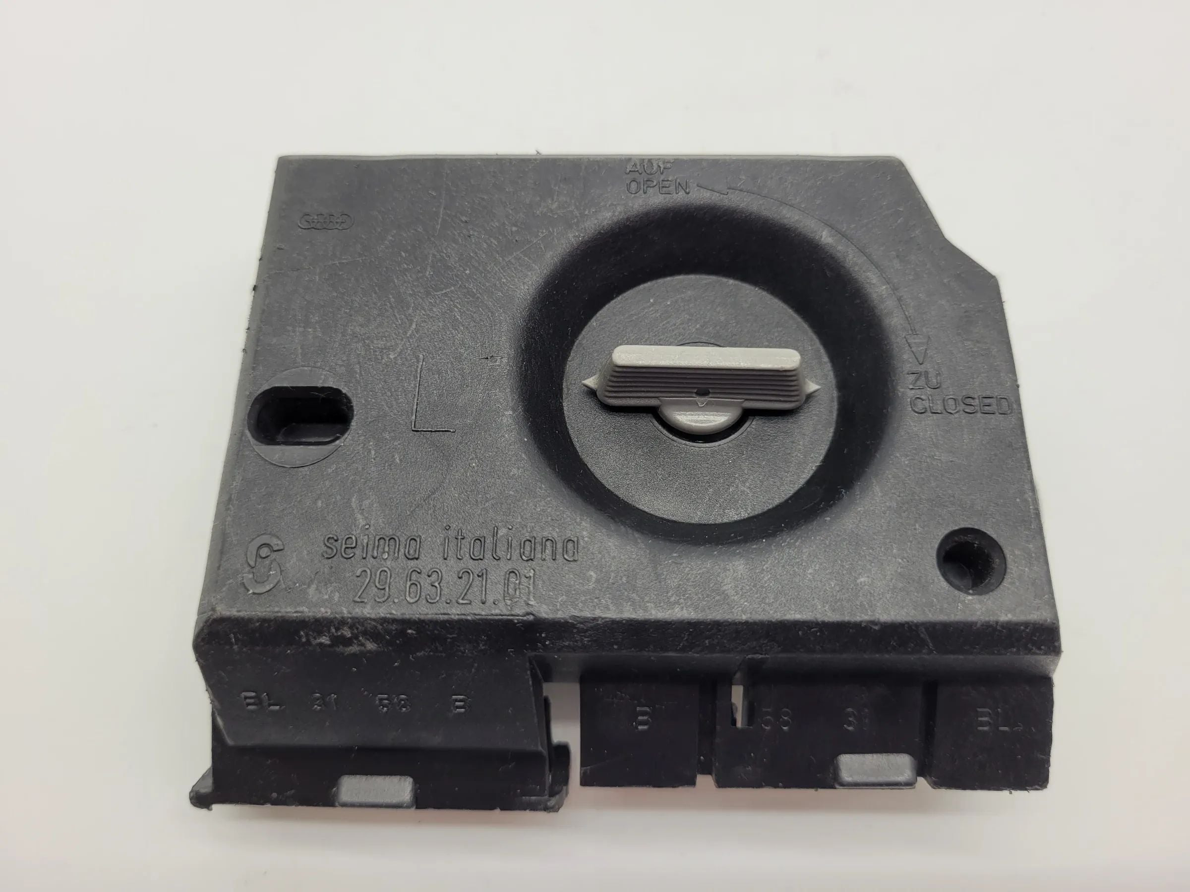 Original Audi A80 Rückleuchte / Rücklicht Lampenträger Links 29.63.21.01