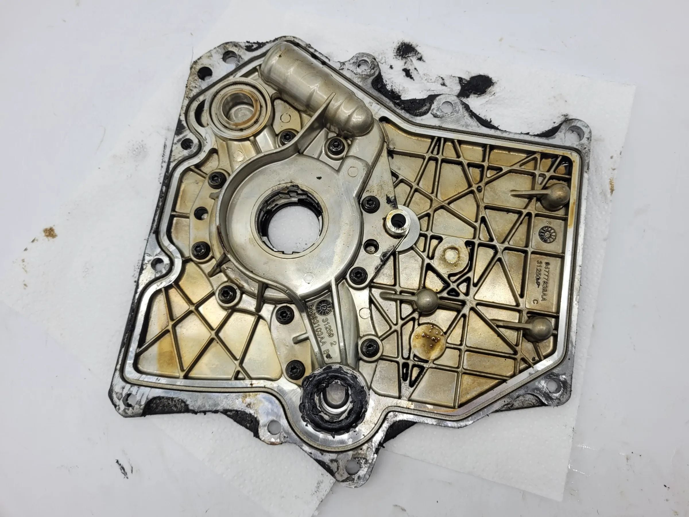 Original Mini One (R50/R53) Ölpumpe Deckel 04777838AA / 04693103AA